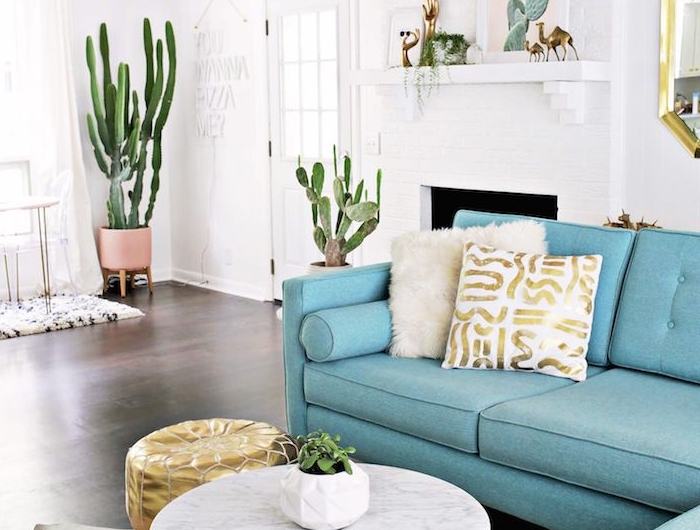 deco salon originale canapé bleu table basse laiton et marbre pots de cactus plante verte appartement spacieux