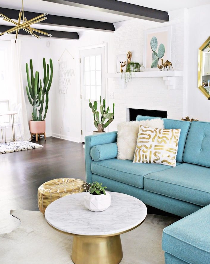 deco salon originale canapé bleu table basse laiton et marbre pots de cactus plante verte appartement spacieux