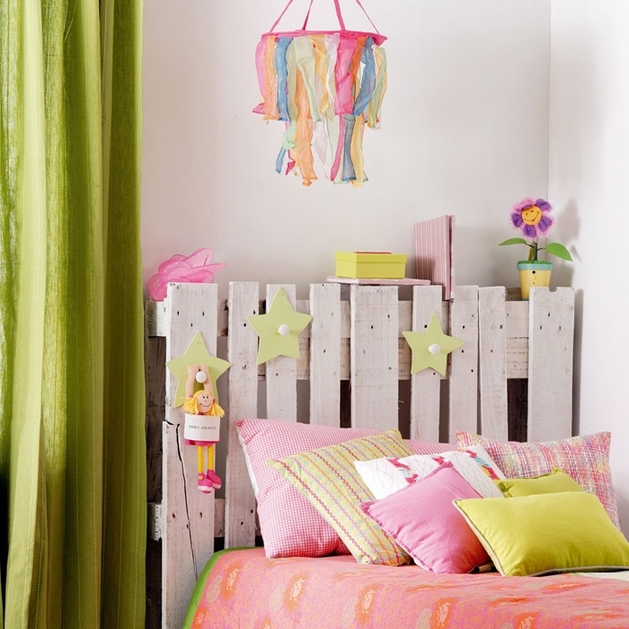 deco tete de lit dans chambre fille diy tête de lit en palette bois recyclé rideaux longs verts coussins décoratifs en rose et vert