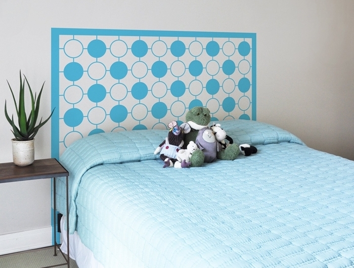 deco tete de lit originale idée comment faire une tête de lit avec stickers muraux vynile meuble de chevet bois foncé et métal