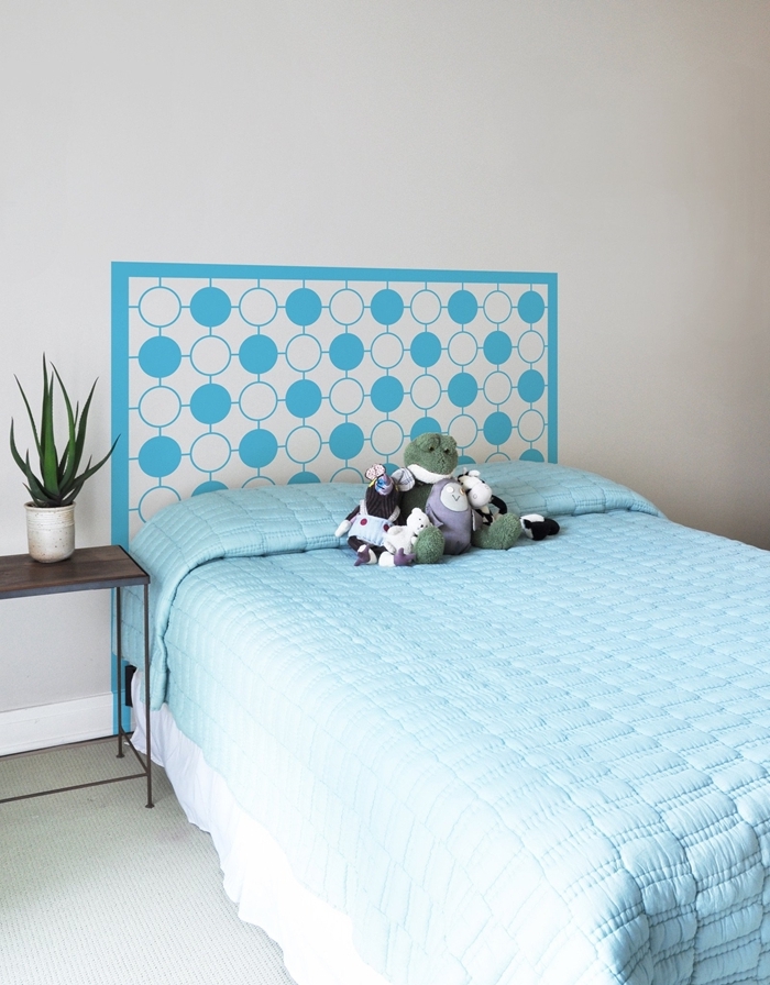 deco tete de lit originale idée comment faire une tête de lit avec stickers muraux vynile meuble de chevet bois foncé et métal
