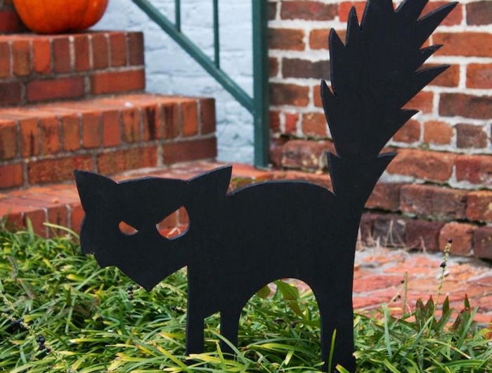 decoration halloween maison chat découpé au gabarit dans papier mousse de couleur noire