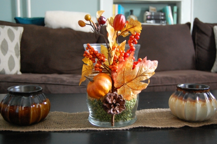 decorer la table tasse de salon fleurs et feilles oranges vase en verre deco table d automne deco de table d automne a faire soi meme