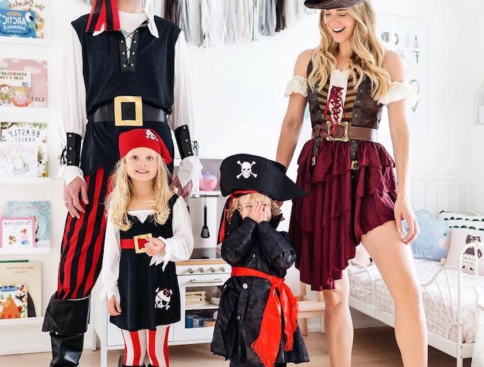 deguisement casa del papel famille deguise comme pirates pere mere et deux enfants avec chapeaux et bottes