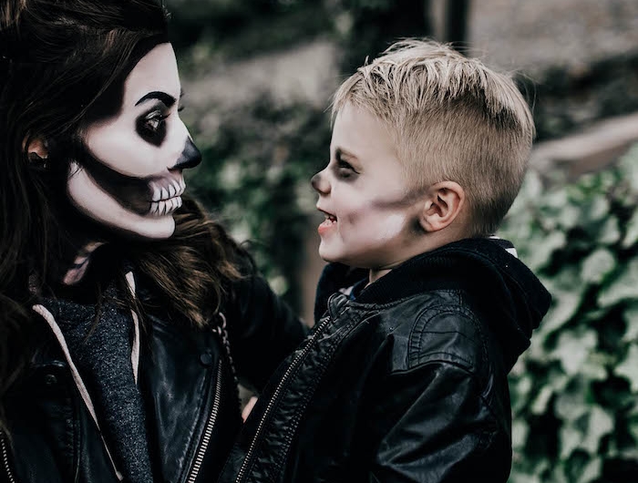 deguisement couple drole maquillage effrayant des vetements noirs maquillage squelette mere et fils devant un batiment et lierres