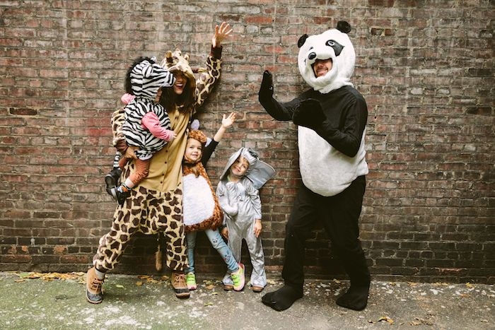 deguisement drole pour la famille avec des costumes d animaux de la savane style safari avec panda giraffe et zebra
