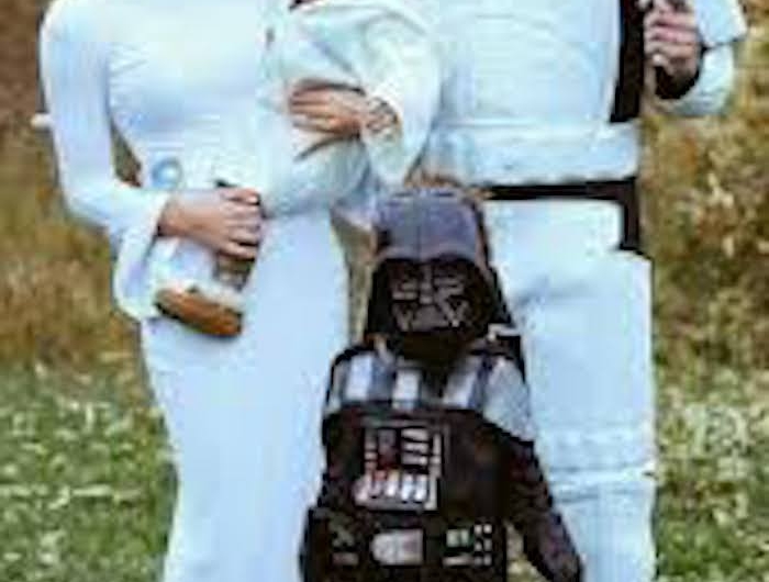 deguisement groupe pour la famille en style star wars des jadais en vetements blanches et darth vader avec un costume noir et masque