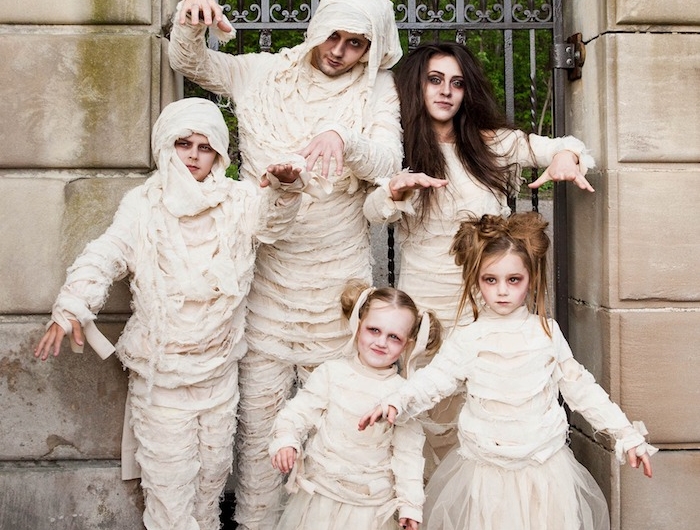 deguisement halloween fait maison momies et maquillage blanc utilisation de papier diy une famille devant grande porte