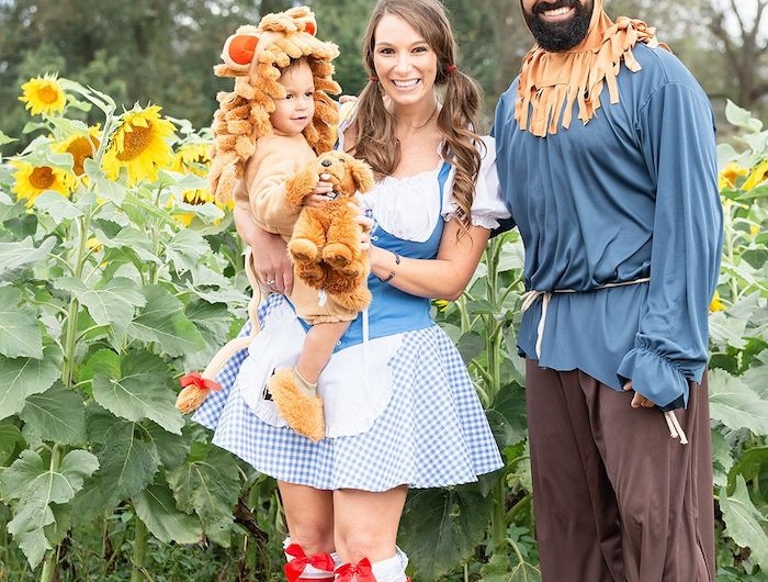 deguisement halloween fait maison une famille deguisee en personnages de magicien d oz des bottes rouges costume de lion