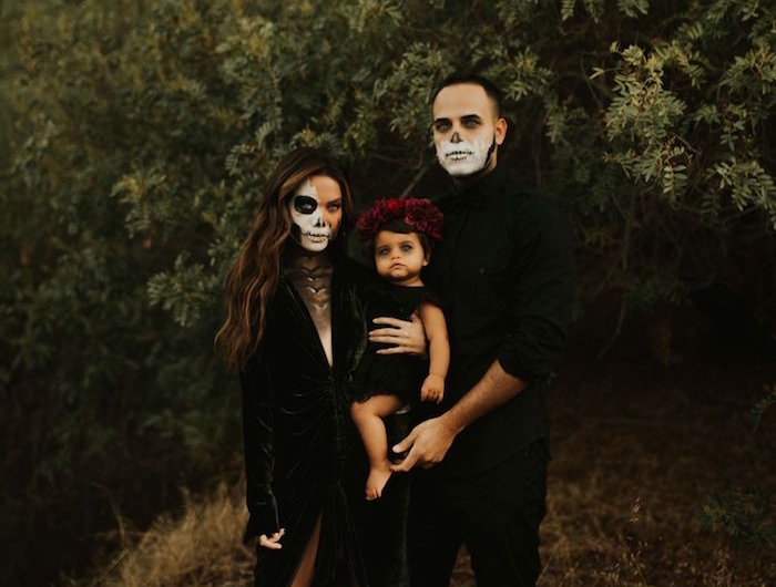 deguisement halloween maison maquilage squelette des vetements noirs deguisement trio