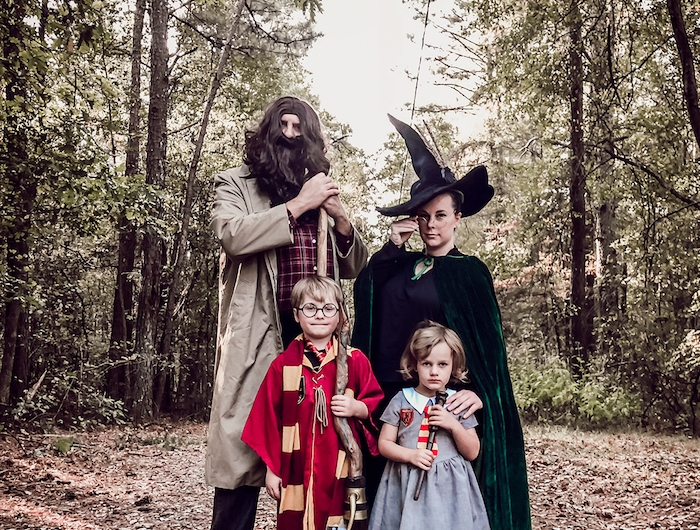 deguisement original en style harry potter une famille dans la foret avec la sorciere le pere avec une barbe longue et deux enfants