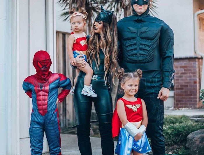 deguisement super heros pour la famille comme spiderman batman et la femmme chat