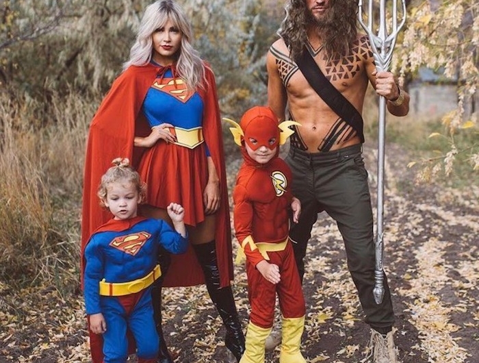 deguisement super heros pour la famille des supermans et un homme vetu comme thanos idee originale