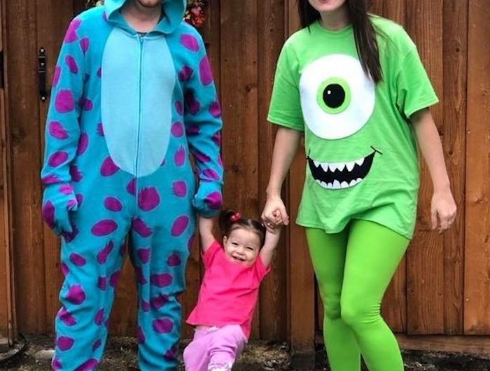 deguisement trio pour la famille costume a capuche bleu t shirt de mike wazovski et une petite fille en t shirt0rose