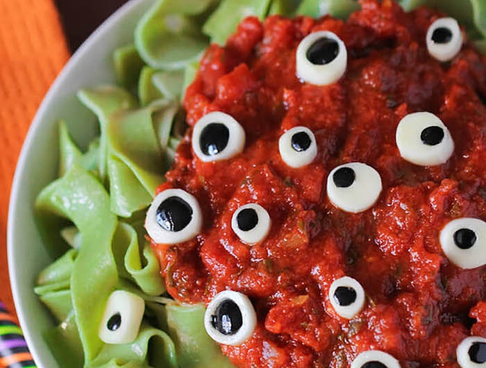 des pates oculaires avec sauce de tomates et mozarella repas d halloween facile a faire