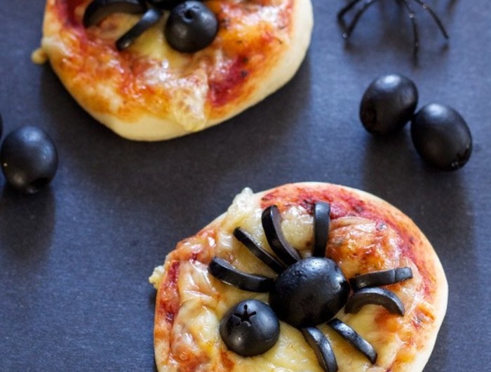 des petits pizzas avec araignee d olives toats halloween facile a faire