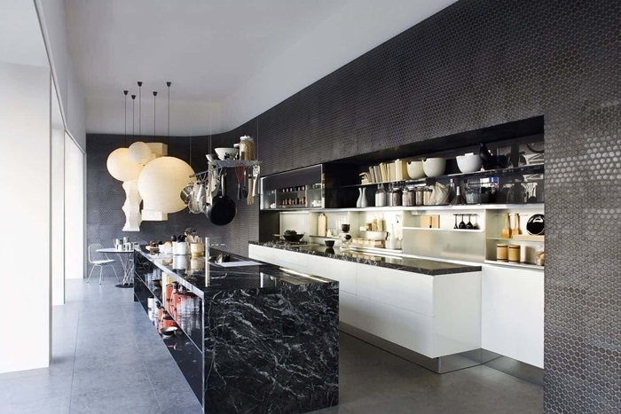 design intérieur style contemporain agencement de cuisine en longueur avec îlot central plan de travail marbre noir