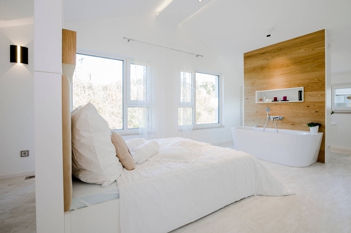 design intérieur style minimaliste décoration chambre avec salle de bain en blanc et bois baignoire rangement niche murale