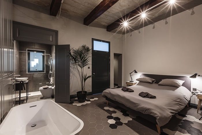design intérieur style moderne salle de bain ouverte sur chambre baignoire autoportante chambre éclairage led poutres apparentes