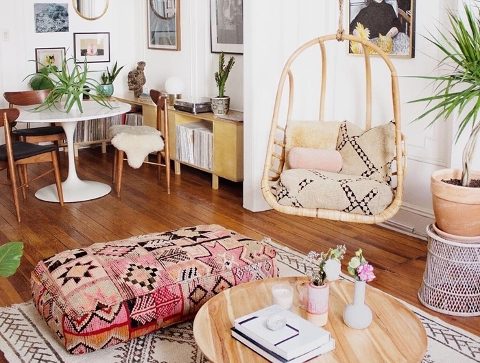 design salon boheme ouvert salle à manger tapis motifs barbère blanc et noir table basse bois chaise oeuf suspendue