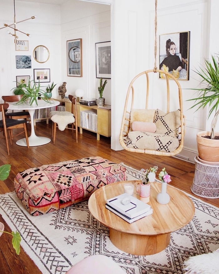 design salon boheme ouvert salle à manger tapis motifs barbère blanc et noir table basse bois chaise oeuf suspendue