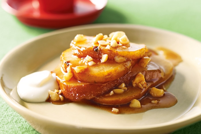 dessert avec des poires caramelisées et croquant de noix et de pla creme fraiche pour servir idee recette originale automne