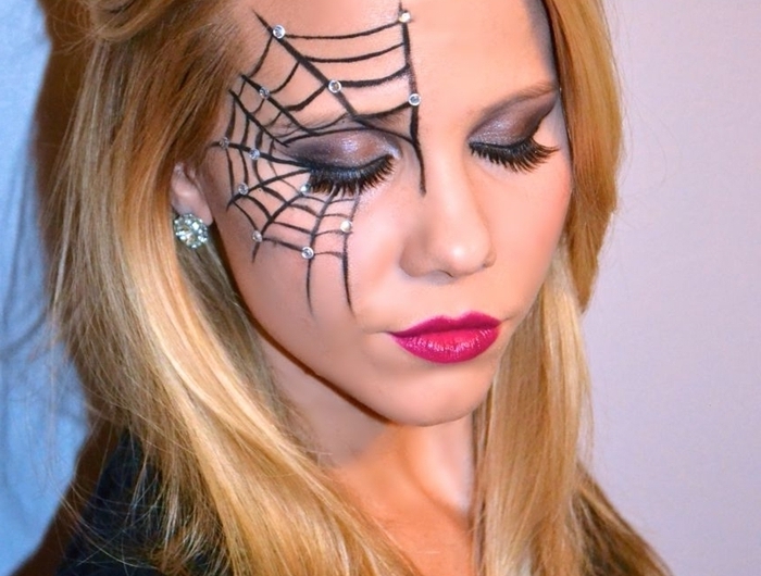 dessin sur visage femme halloween fête deguisement maison maquillage araignée visage facile avec eyeliner strass autocollants