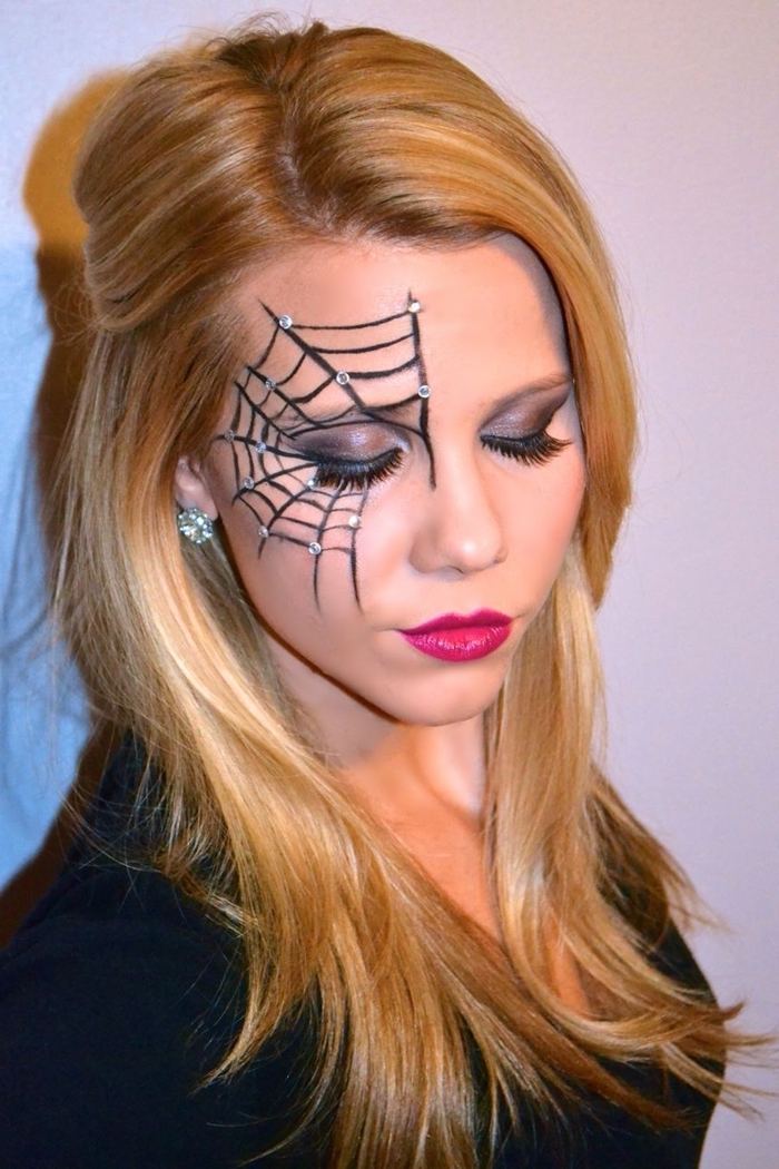 dessin sur visage femme halloween fête deguisement maison maquillage araignée visage facile avec eyeliner strass autocollants