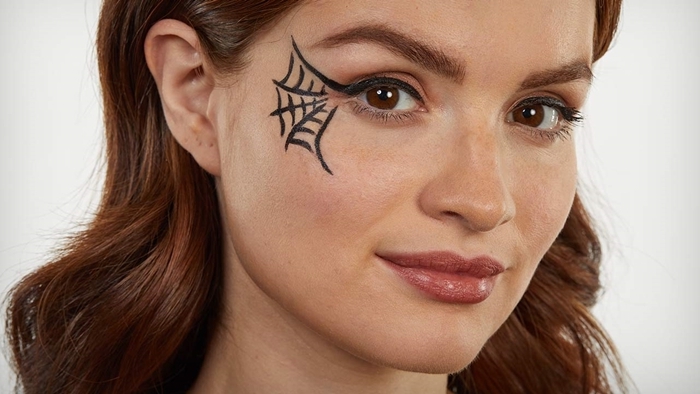 dessin sur visage minimaliste idée de déguisement halloween femme dernière minute maquillage araignée visage facile