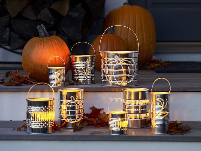 dexo halloween exterieur avec des photophores en boites de conserve recyclées à trous avec motifs halloween