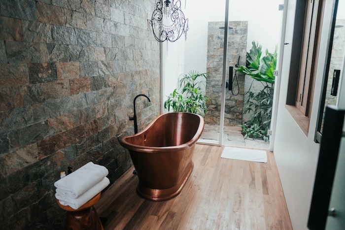 déco salle de bain lanc et bois avec mur d accent en pierre et douche extérieure comment aménager une salle de bain cocooning originale