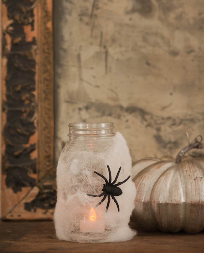 décoration halloween à fabriquer facilement mason jar bocal en verre décoré de fausse toile d araignée araignée plastique rt bougie lanterne diy