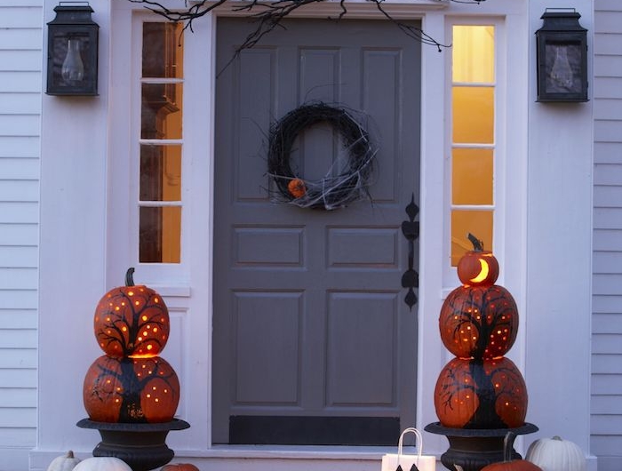 décoration halloween extérieure à fabriquer citrouilles halloween sac de papier motif maison hantée couronne de branches pour decorer la porte d entrée