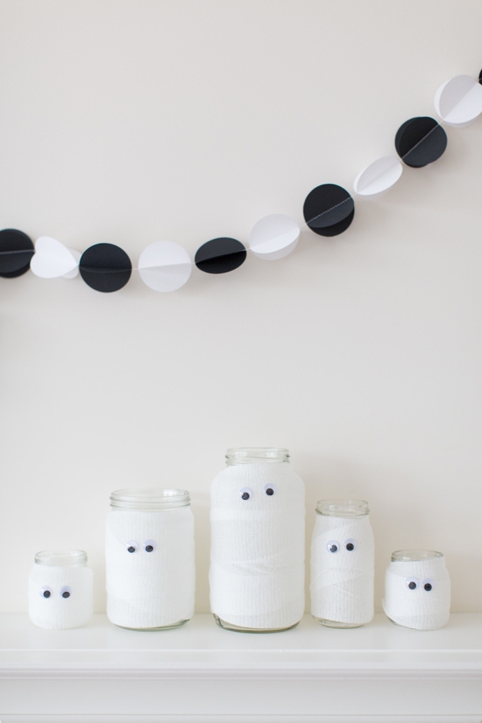 diy guirlande origami cercle noir et blanc fil décoration halloween a fabriquer bougeoir jar verre papier fantôme yeux mobiles