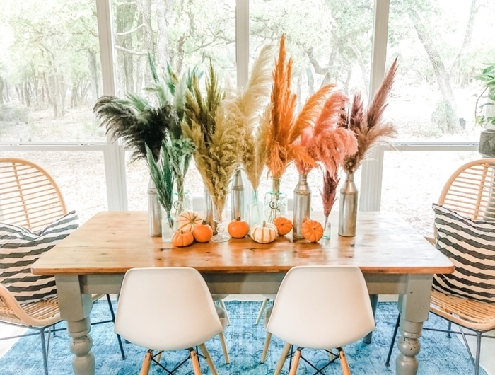 déco automne salle à manger table bois chaise bois et blanc deco ethnique chic chaisse rotin vase argent citrouilles