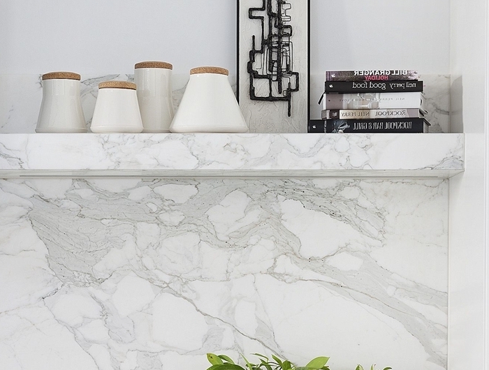 déco petite cuisine en logueur avec crédence marbre rangement mural étagère accessoires noires tendance cuisine 2020