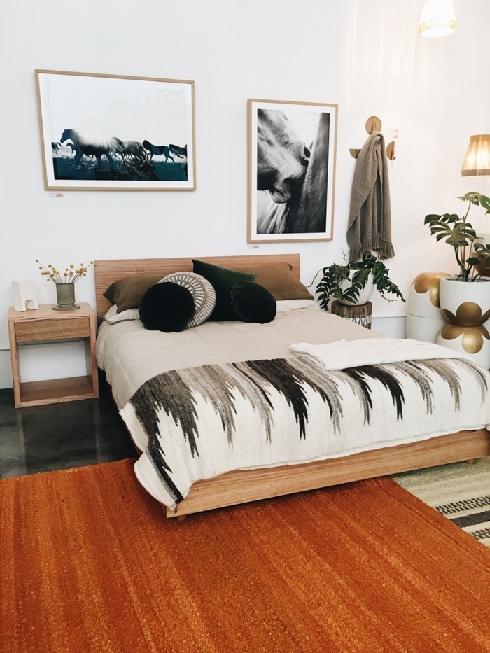 décoration bohème chambre moderne blanche peinture cadre photo bois coussins décoratifs meubles bois clair tête de lit