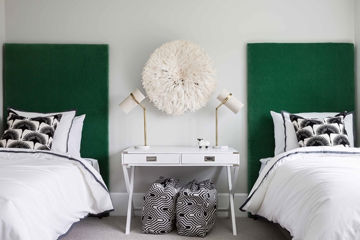 décoration chambre blanc et gris avec accents en vert foncé tete de lit a poser au sol tissu déco murale bohème meuble blanc