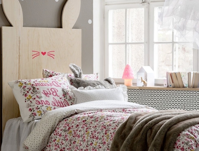 décoration chambre enfant avec tete de lit bois peintura murale nuance grise rangement sous fenêtre bois couverture de lit motifs floraux