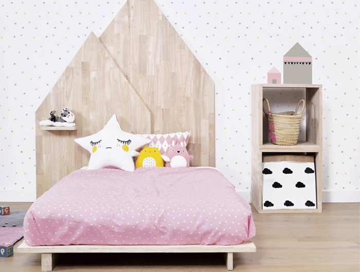 décoration chambre enfant en gris et rose avec accents blanc et bois tete de lit en bois meuble rangement jouets bois paniers