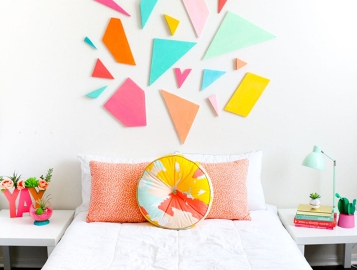 décoration chambre enfant tete de lit a faire soi meme avec morceaux géométriques en mousse ou carton meuble de chevet blanc