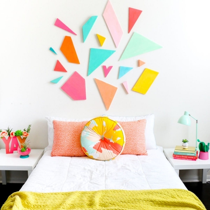 décoration chambre enfant tete de lit a faire soi meme avec morceaux géométriques en mousse ou carton meuble de chevet blanc