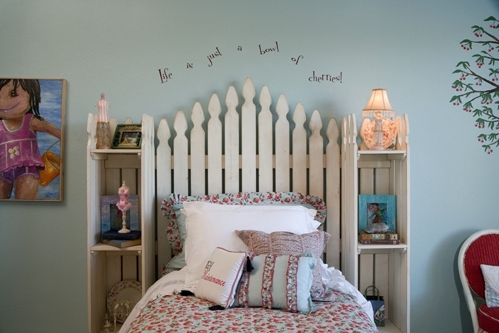 décoration chambre fille tete de lit avec chevet intégré en bois meuble de rangement coussin décoratif motifs floraux
