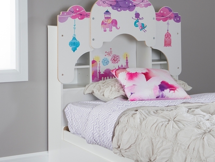 décoration chambre gris et blanc tete de lit avec rangement intégré chambre enfant couvertue de lit blanc ivoire coussin décoratif