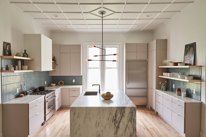 décoration cuisine crédence carrelage gris clair rangement étagère bois plan de travail effet marbre îlot central éclairage moderne