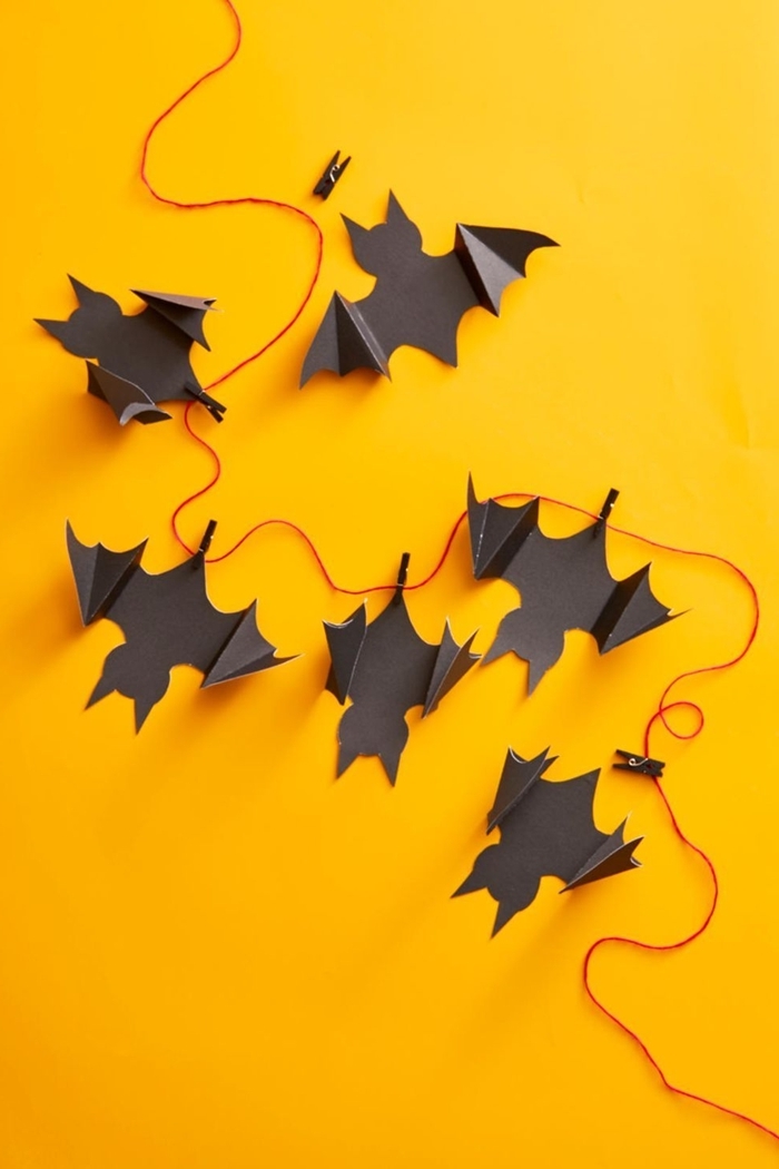 décoration halloween à faire soi même chauve souris en papier noir diy guirlande facile avec figurines effrayantes halloween