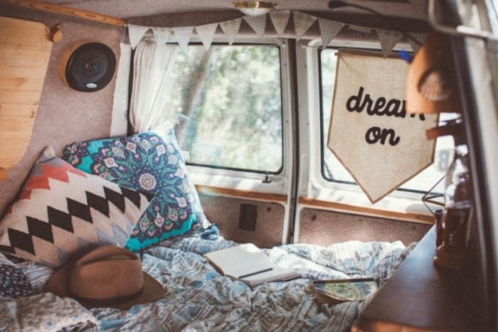 décoration hippie chic van véhicule voyage coussin mandala turquoise amenagement jumpy chapeau guirlande papier