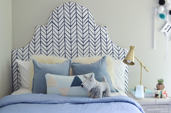 décoration lit cocooning dans chambre enfant peinture murale grise lampe de chevet or tete de lit diy en tissu blanc et bleu foncé