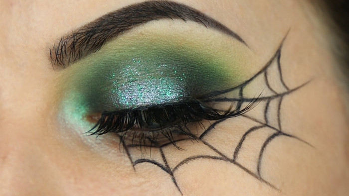 déguisement facile femme fête technique visage smoky yeux fards à paupières verts maquillage halloween simple