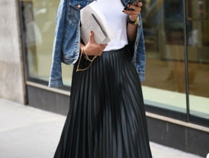 ensemble femme chic t shirt blanche jupe et veste en jean femme bien habillée jupe mi longue plissée noire